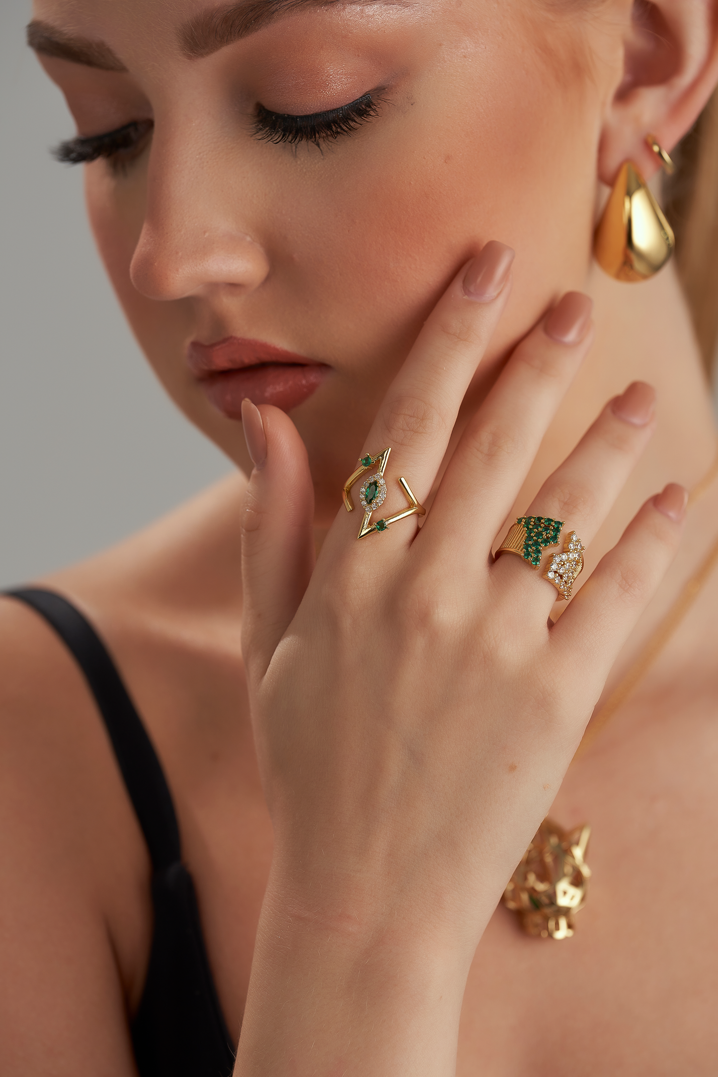Zigzag green ring