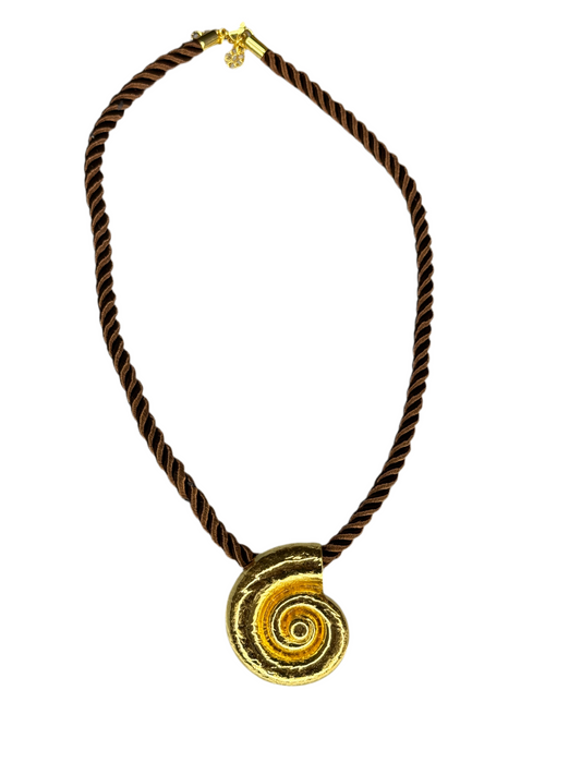 Shell brown rope necklace
