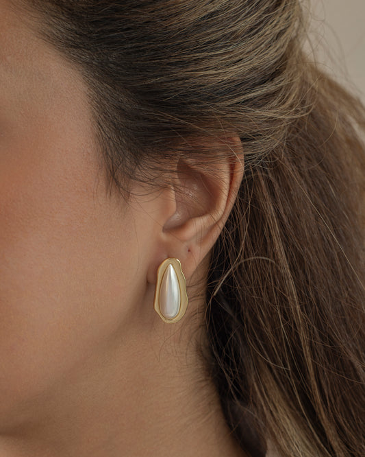 Oval Pearl Earring
